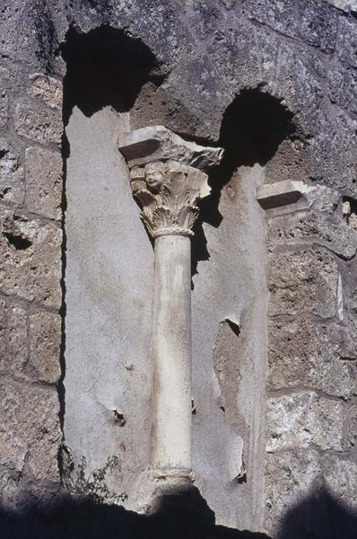 Façade sur rue : fenêtre murée avec colonnette sculptée