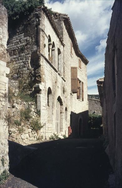 Façade sur une rue étroite