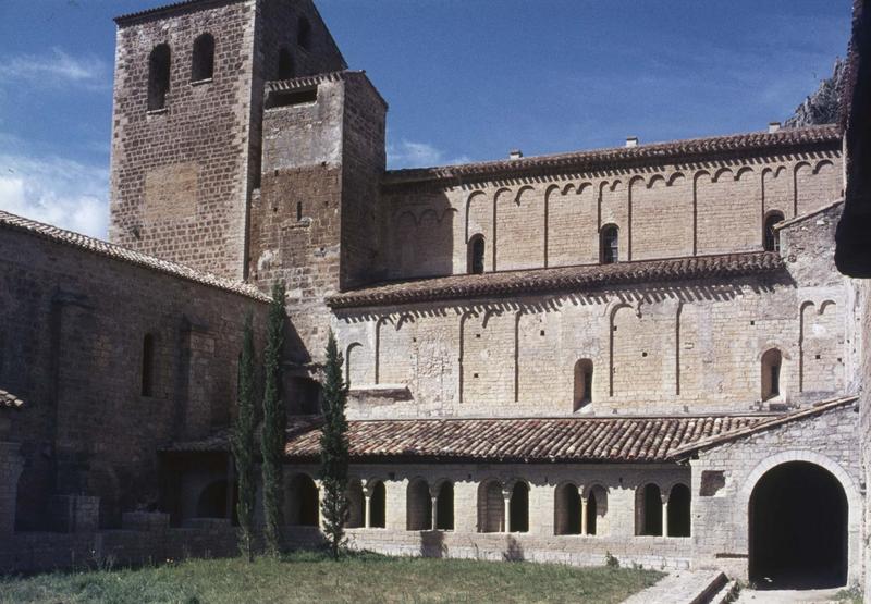 Cloître sur jardin et clocher de l'église abbatiale