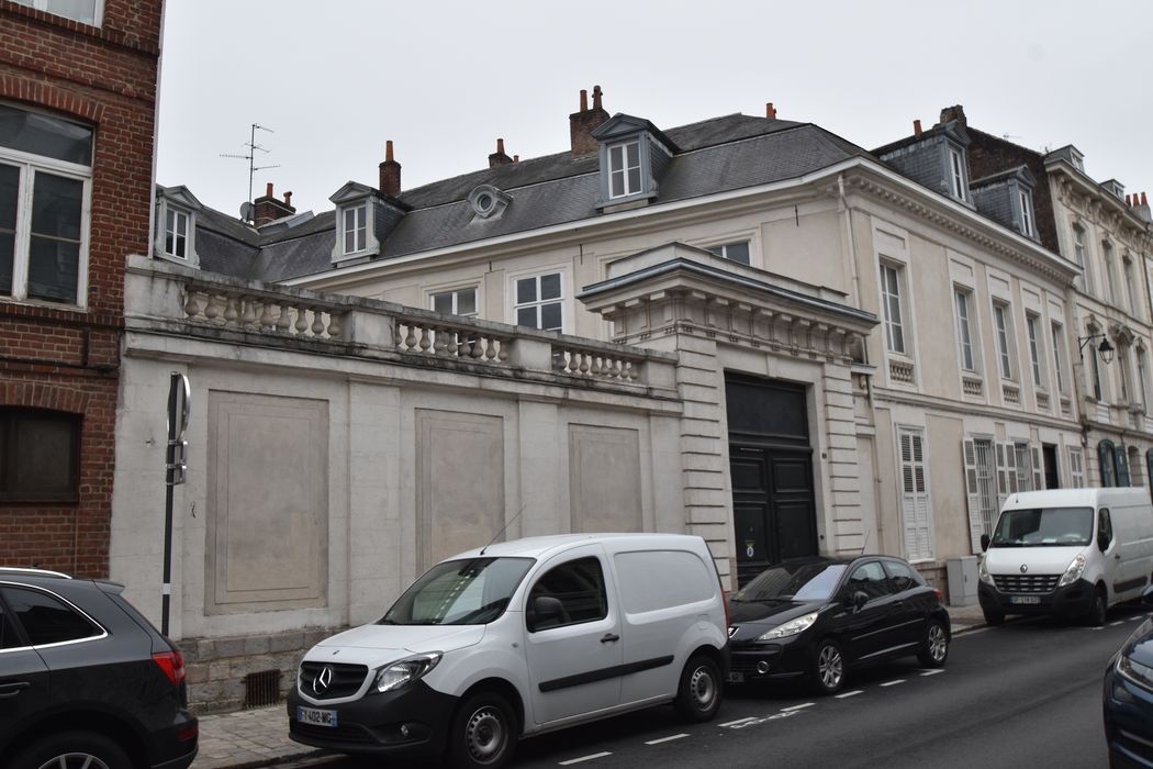 vue partielle des façades sur rue et sur cour