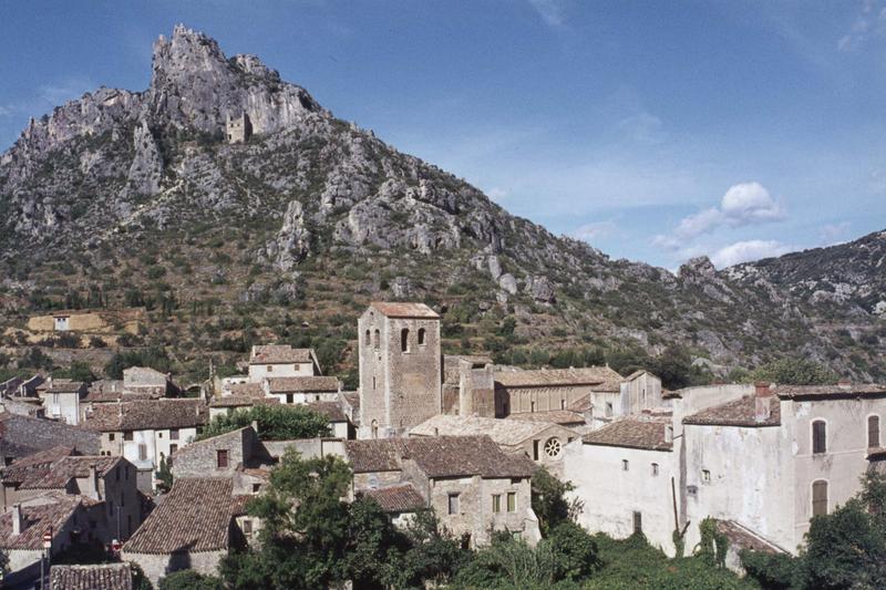 Vue générale du village, clocher de l'église abbatiale