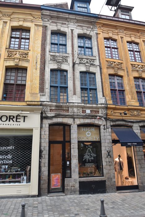 façades sur rue côté des numéros impairs