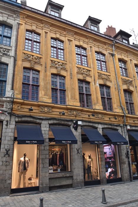 façade sur rue côté des numéros impairs