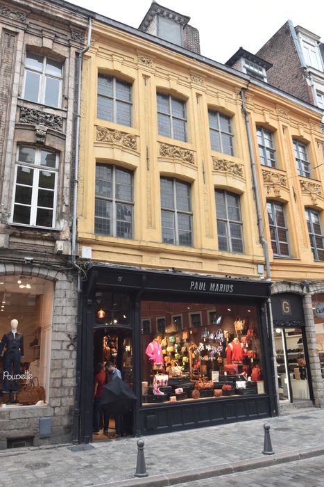 façade sur rue côté des numéros impairs