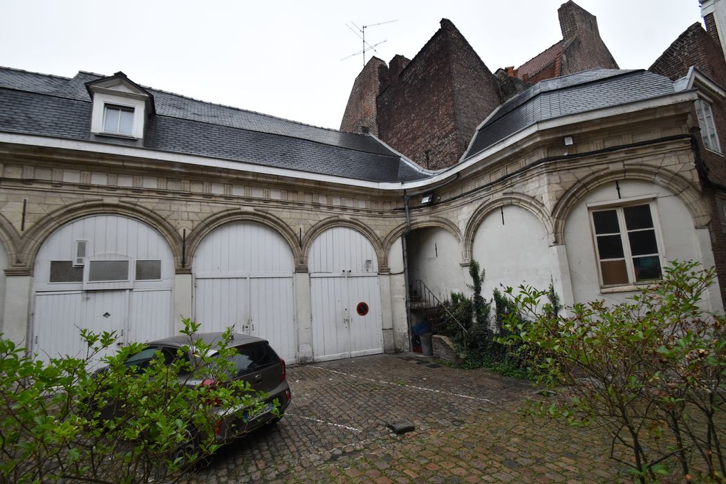 façades sur cour, vue partielle