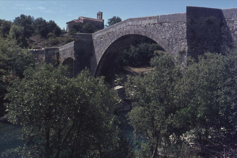 Pont ancien en pierre sur l'Hérault