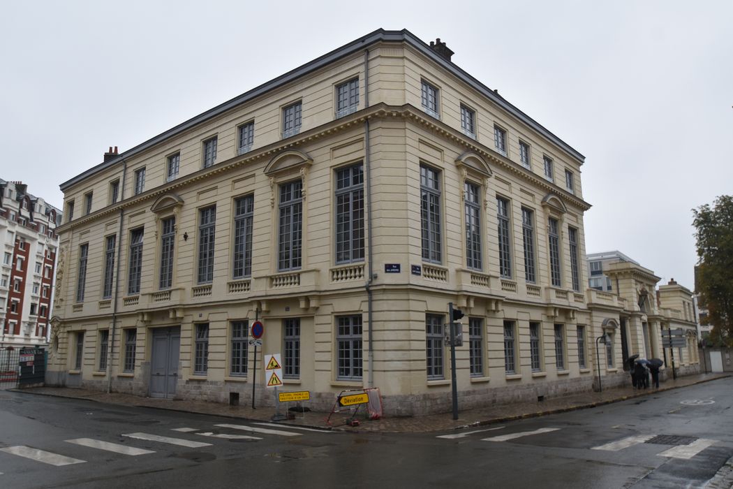 façades sur les rues Saint-Jacques et des Jardins