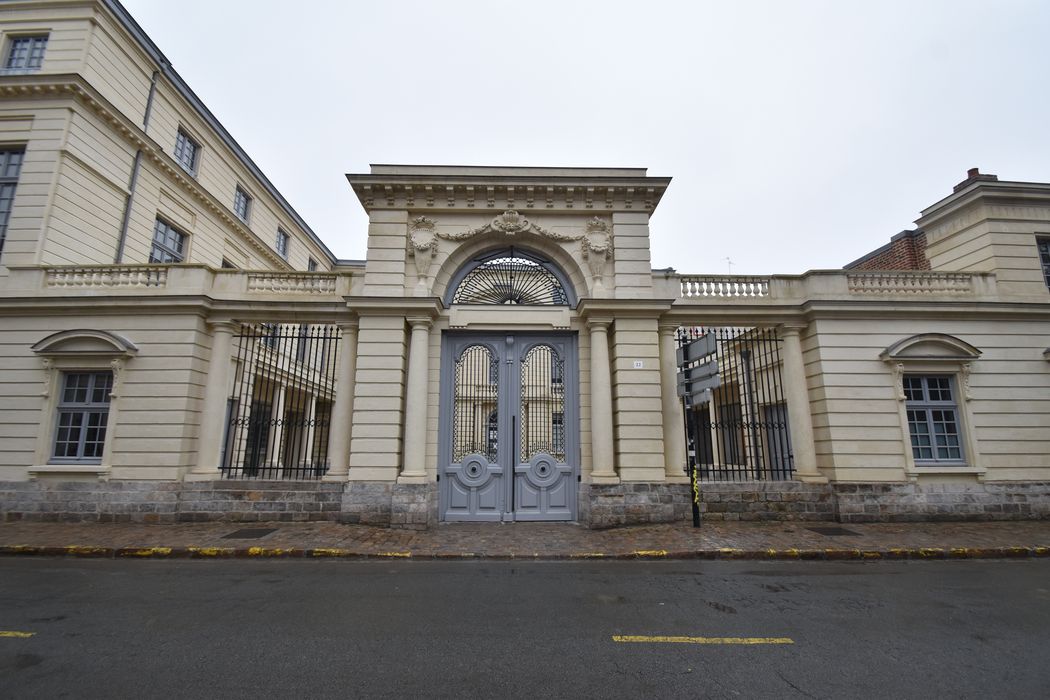 portail d’accès monumental sur la rue Saint-Jacques