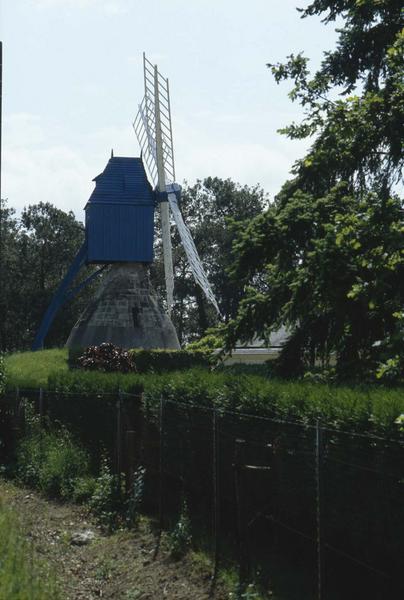 Moulin à vent près d'un jardin