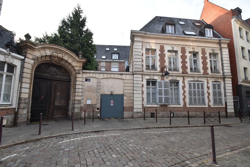 pavillon d’entrée, façade sur rue, portail monumental d’accès