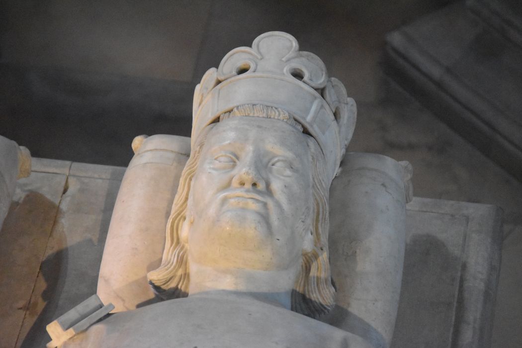 statue (gisant) : Philippe VI de Valois, roi de France, fils de Charles, comte de Valois, détail