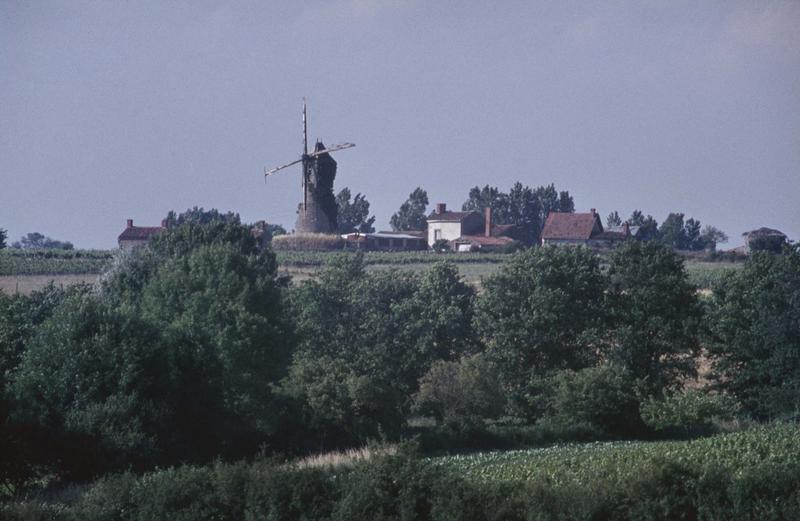 Vue éloignée sur le moulin cavier, maisons