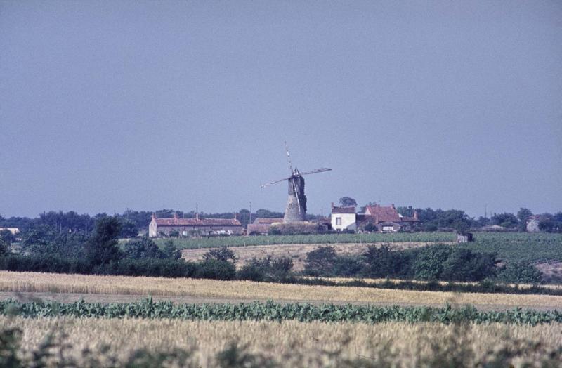 Vue éloignée sur le moulin cavier, maisons