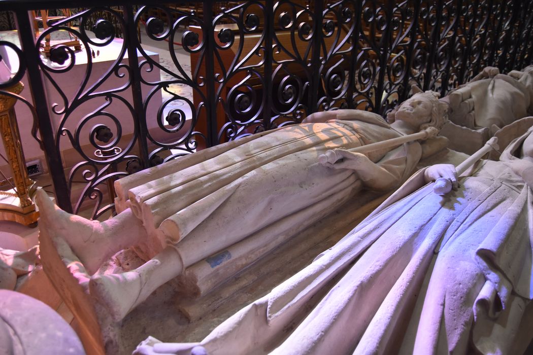 statue (gisant) : Carloman, roi d'Austrasie, fils de Pépin le Bref, frère de Charlemagne