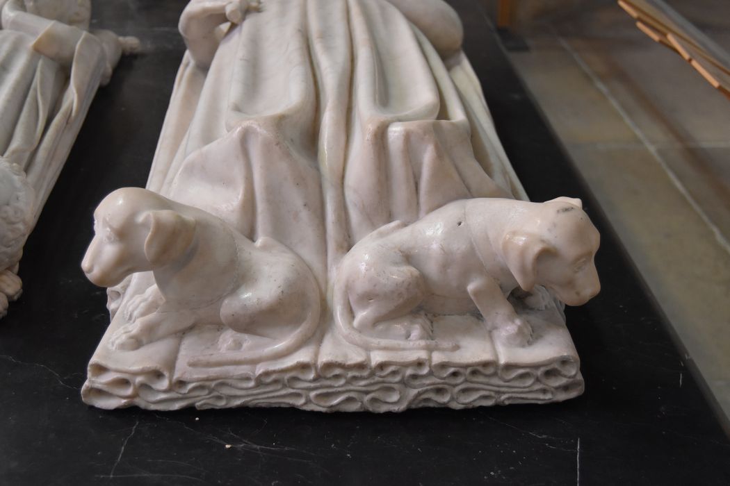 statue (gisant) : Jeanne de France, reine de Navarre, fille de Louis X le Hutin et de Marguerite de Bourgogne, épouse de Philippe, comte d'Evreux, détail