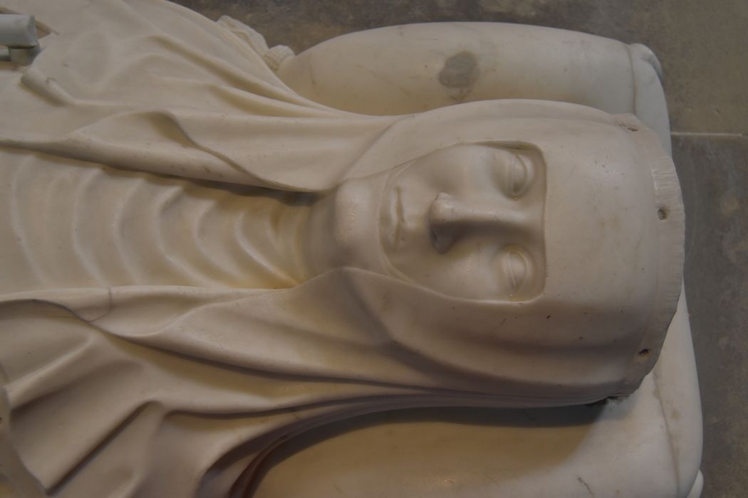 statue (gisant) : Blanche de Navarre, seconde épouse de Philippe VI, roi de France, détail