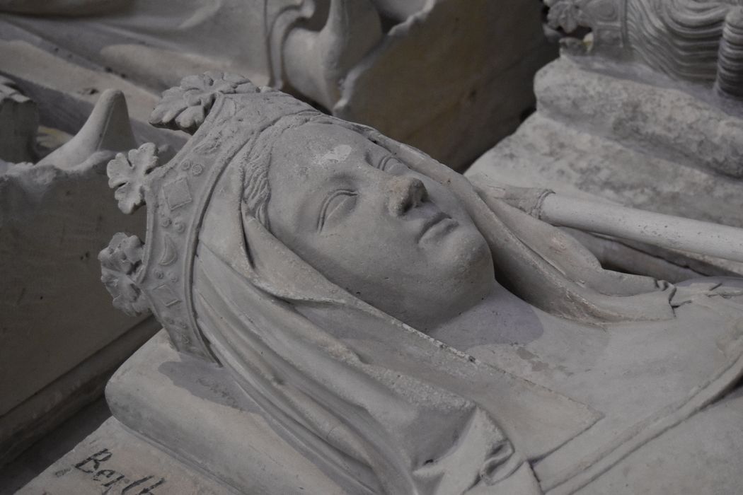 statue (gisant) : Berthe, épouse de Pépin le Bref, roi de France, et mère de Charlemagne, détail