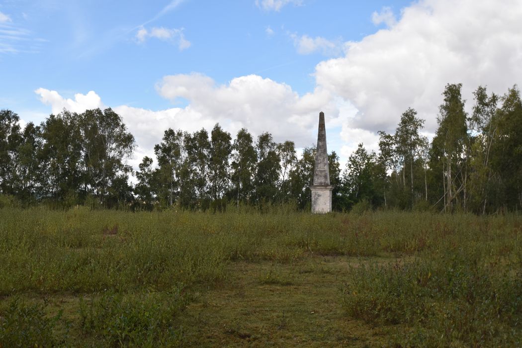 vue générale de l'obélisque dans son environnement