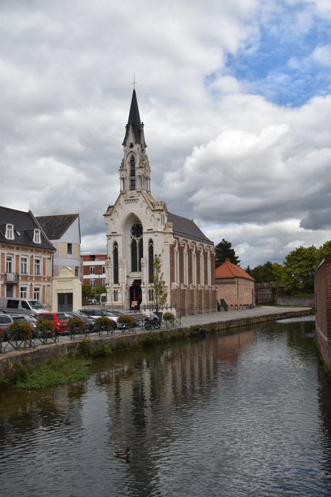 vue générale de la chapelle dans son environnement depuis l'Ouest