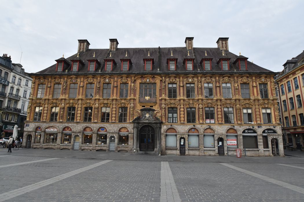 façade sur la place du Théâtre