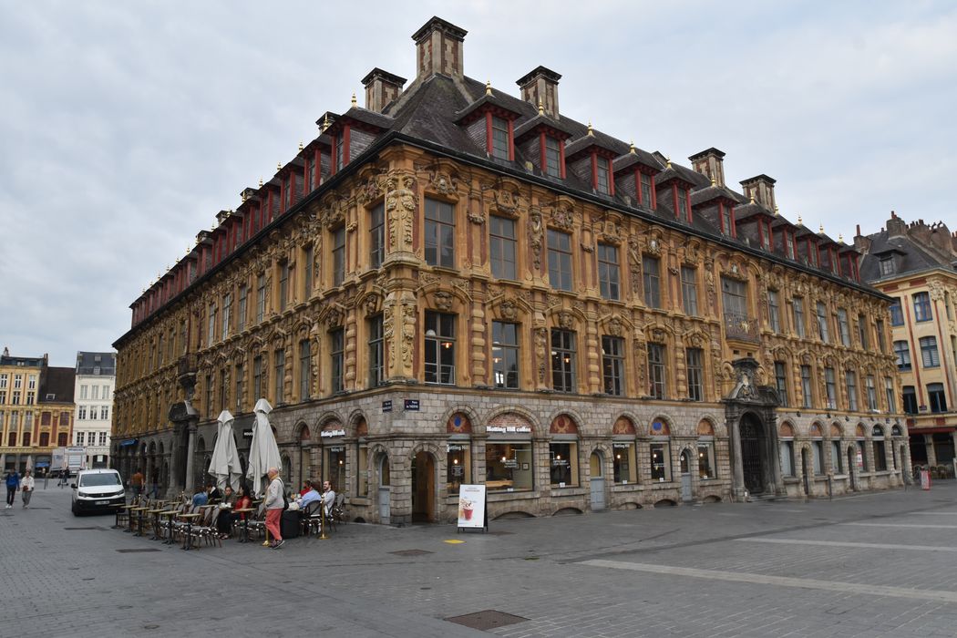 façades sur la place du Théâtre et sur la rue des Manneliers