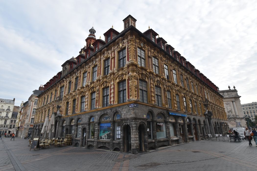 façade sur la rue des Manneliers et sur la place du Général De Gaulle