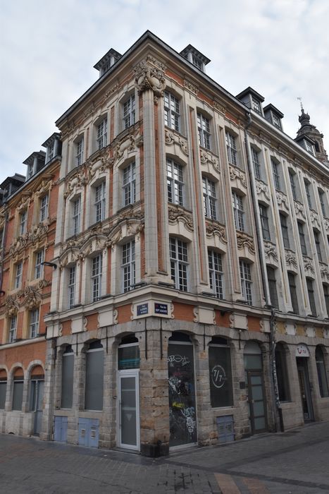 façades sur la rue des Sept-Agaches et sur la place du Général De Gaulle