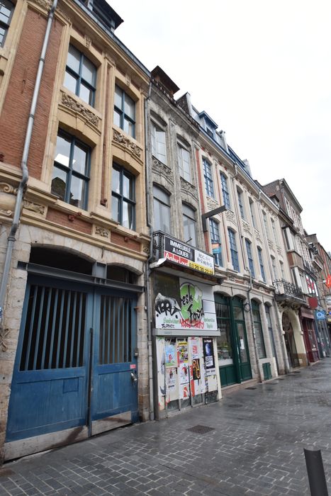 façades sur rue, vue partielle