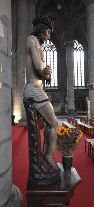 statue : Christ aux outrages, profil droit