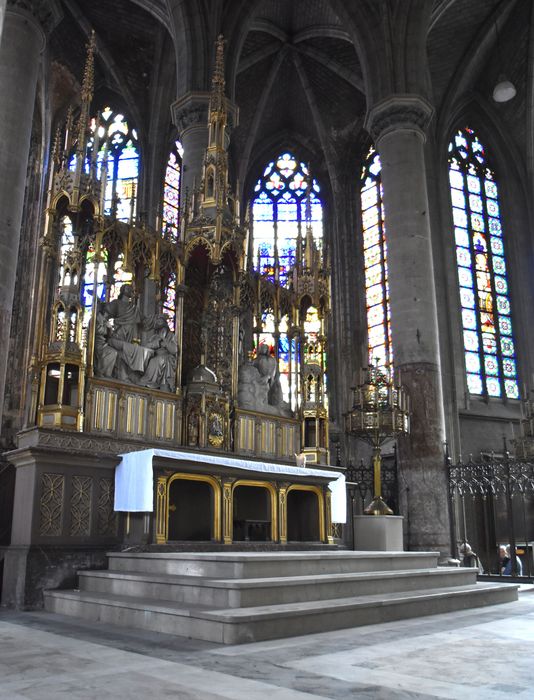 autel (maître-autel), tabernacle, retable et deux groupes sculptés : Jésus au jardin des oliviers et Les Disciples d'Emmaüs