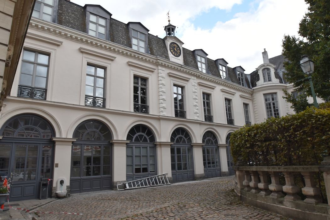 aile est, façade sur cour