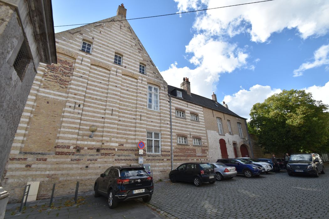 pignon sur la place Saint-Denis