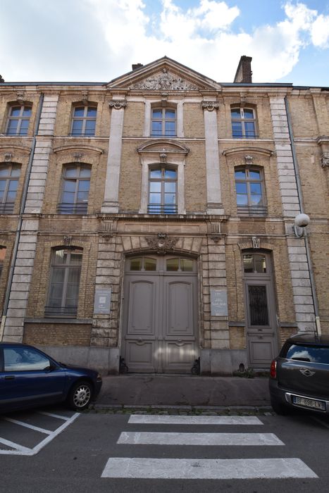 façade sur rue, vue partielle