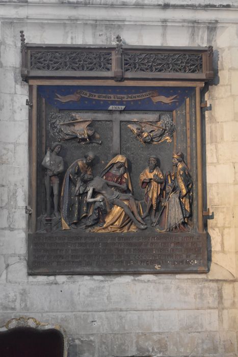 monument funéraire de Jean Coquillau (bas-relief) : Vierge de Pitié saint Sébastien saint Jean-Baptiste le donateur accompagné d'un évêque - © Ministère de la Culture (France), Médiathèque du patrimoine et de la photographie, diffusion GrandPalaisRmn Photo