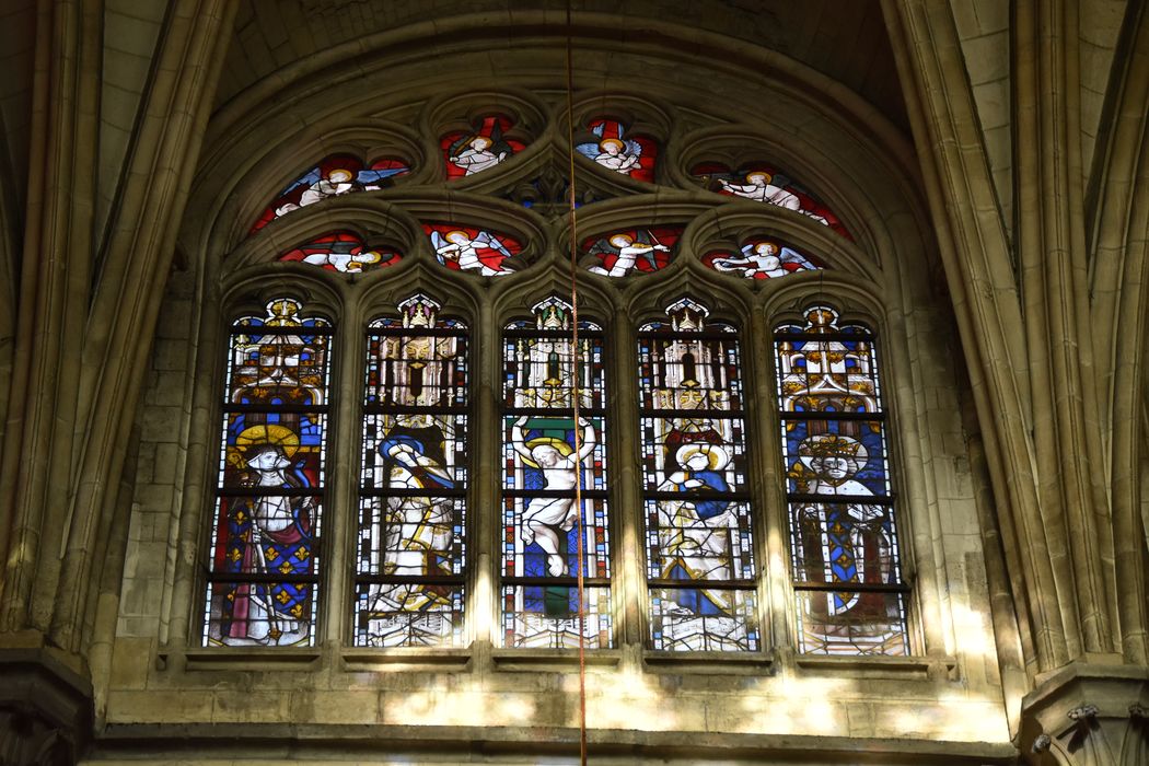 verrière à personnages (baie 114) : Sainte Isebergue ; Vierge ; Crucifixion ; Saint Jean ; Saint Louis - © Ministère de la Culture (France), Médiathèque du patrimoine et de la photographie, diffusion GrandPalaisRmn Photo