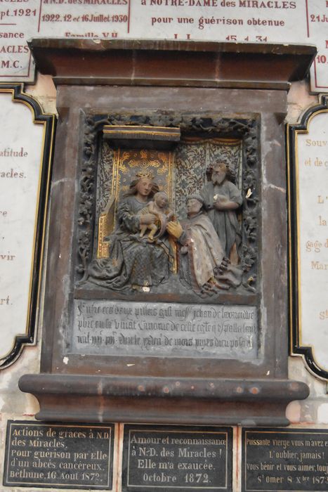 monument funéraire de Jean de la Carouve (bas-relief) : Vierge à l'Enfant assise et donateur accompagné de saint Jean-Baptiste - © Ministère de la Culture (France), Médiathèque du patrimoine et de la photographie, diffusion GrandPalaisRmn Photo