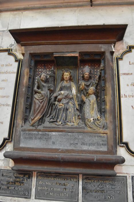 monument funéraire d'un chanoine (haut-relief) : Vierge à l'Enfant, sainte Barbe, et donateur accompagné d'un saint évêque - © Ministère de la Culture (France), Médiathèque du patrimoine et de la photographie, diffusion GrandPalaisRmn Photo