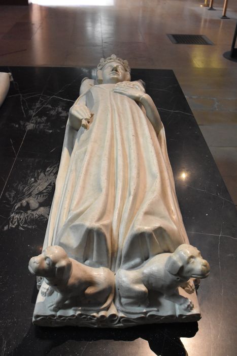 statue (gisant) de Jeanne de Bourbon, épouse de Charles V, roi de France