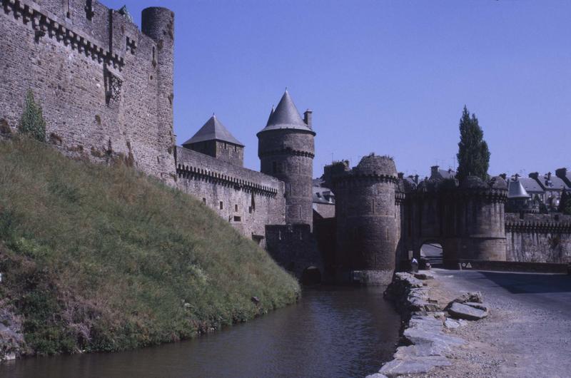 Remparts sud-est, porte Notre-Dame sur douves