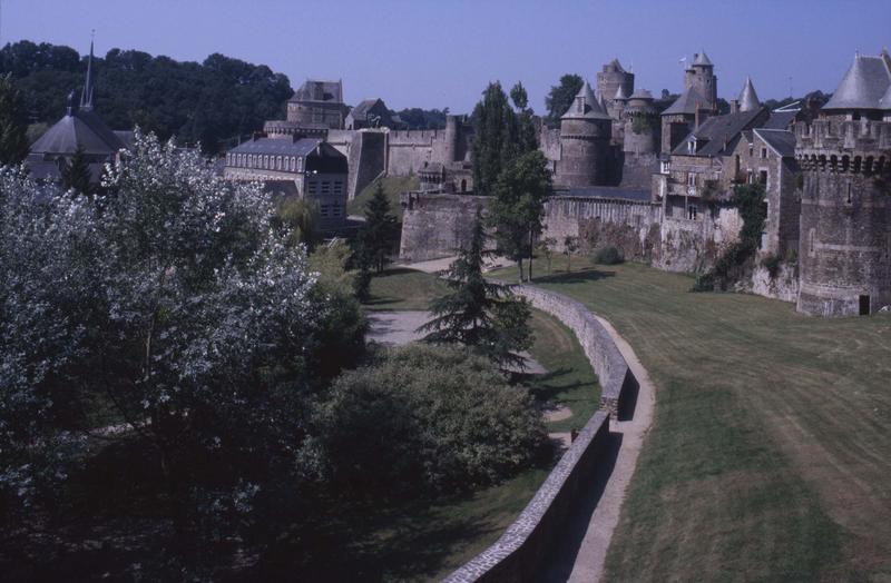 Remparts est sur fossés, tours et maisons