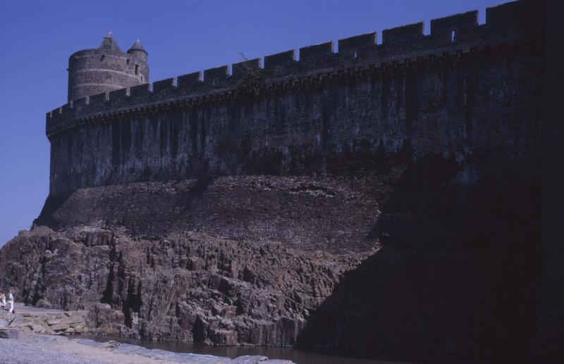 La tour Mélusine et remparts crénelés