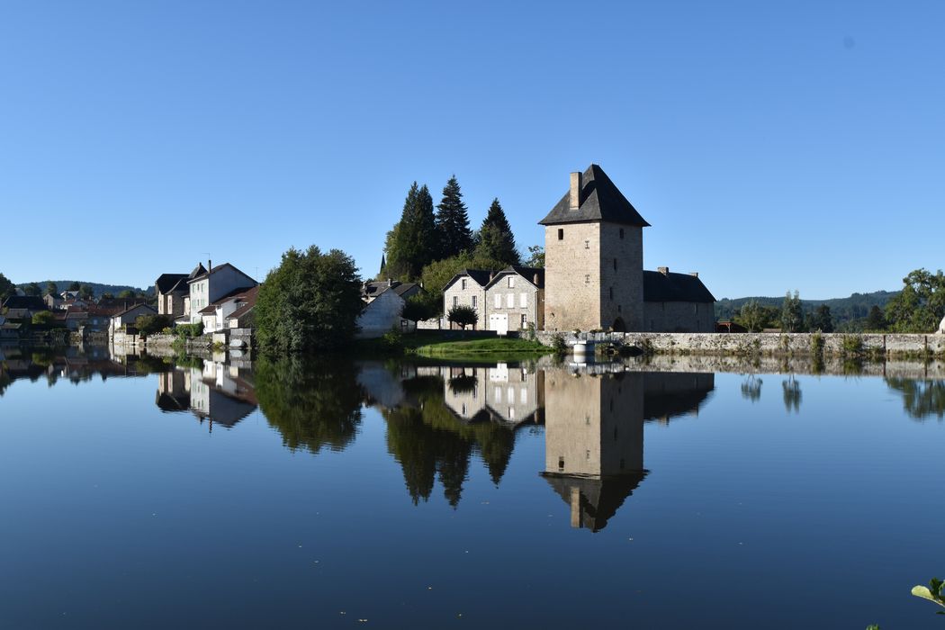 vue générale du château dans son environnement depuis le Nord-Est