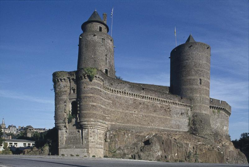 Côté ouest : châtelet d'entrée, tour Mélusine et tour des Gobelins