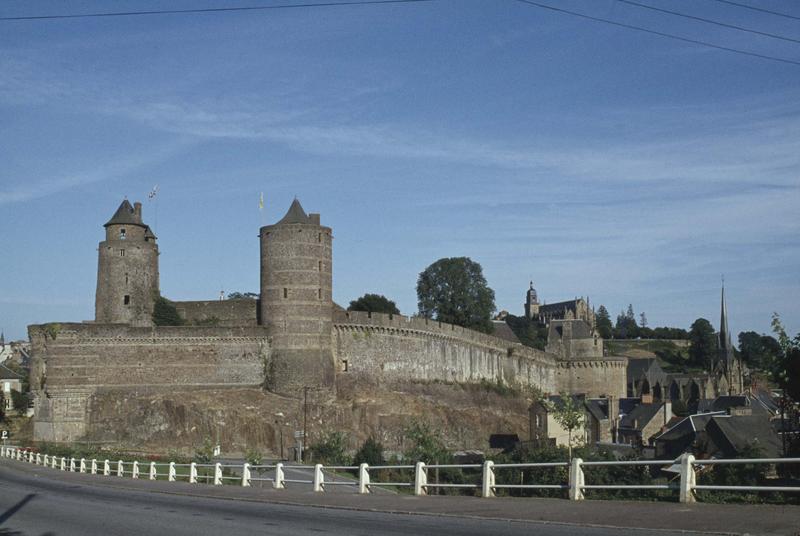 Côté ouest : tour Mélusine et tour des Gobelins