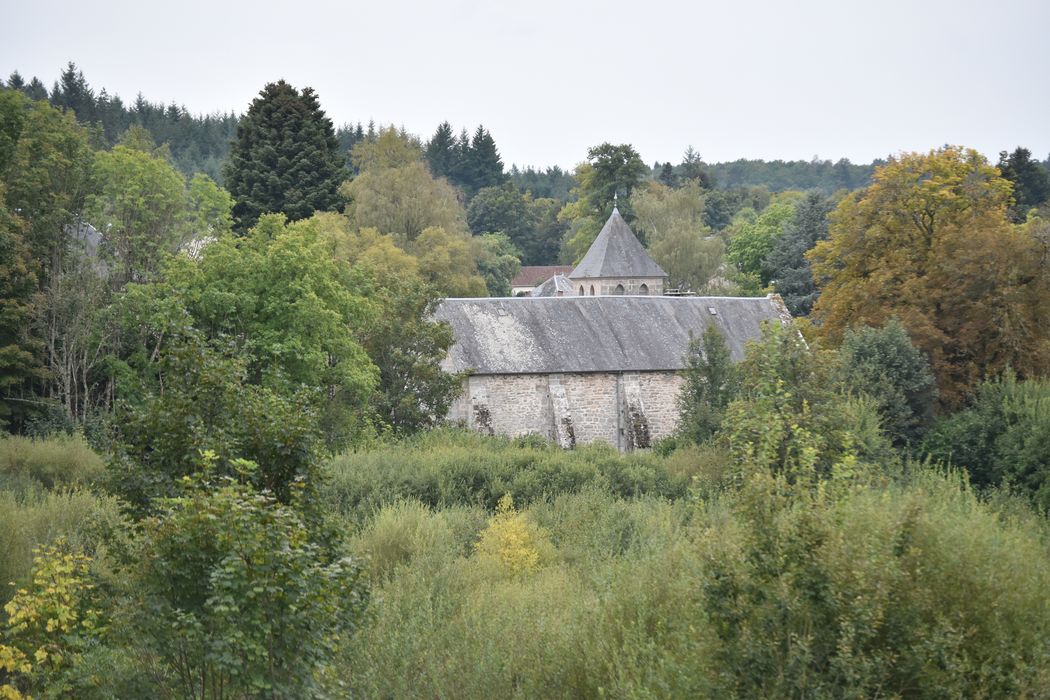 vue partielle de l’église dans son environnement depuis le Nord