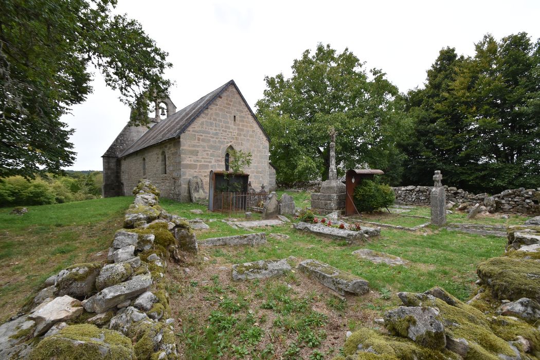 vue générale de l’église dans son environnement depuis le Sud-Est