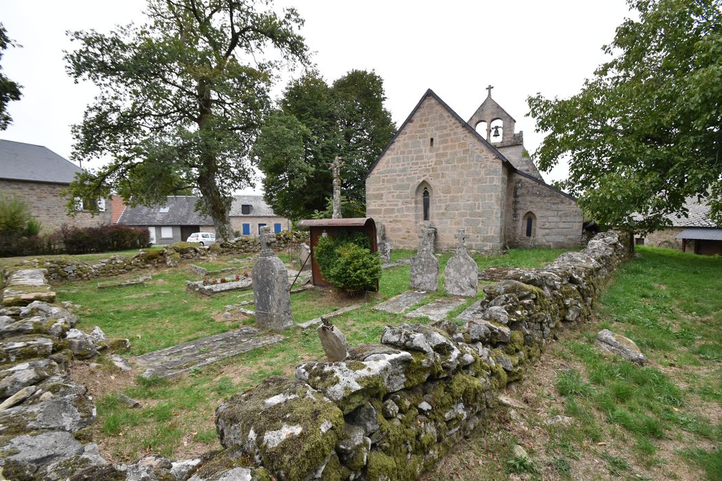 vue générale de l’église dans son environnement depuis l’Est