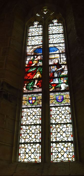 2 verrières : Saint Louis recevant les leçons de sa mère, sainte Catherine, sainte Agnès, la Descente de Croix, deux époux en prière avec leurs saints patrons, saint Jean, sainte Anne