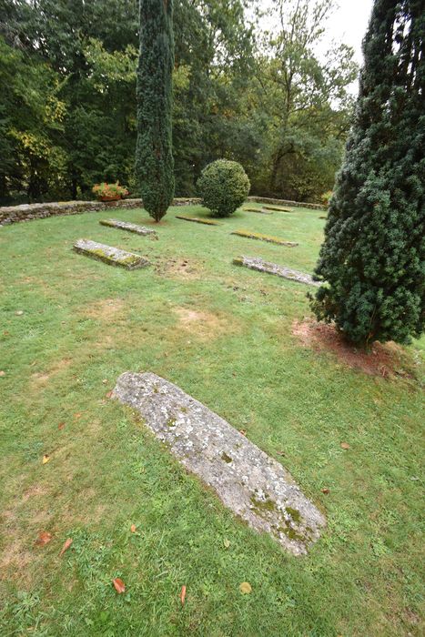 cimetière entourant l’église, vue partielle