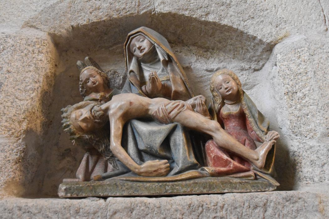 groupe sculpté (statuette) : Vierge de Pitié entre sainte Madeleine et un ange